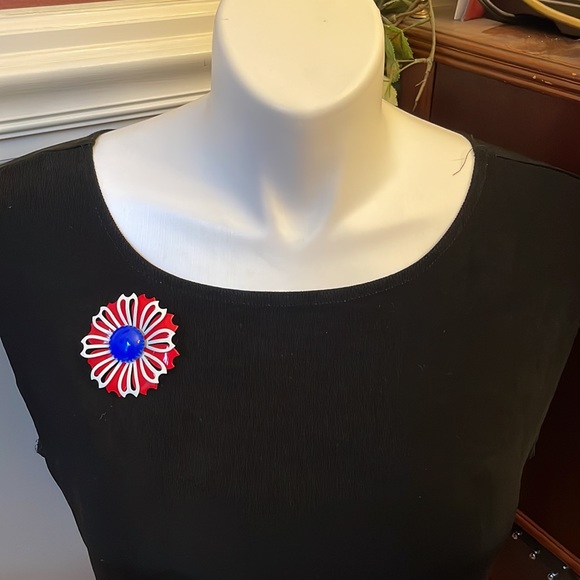 Vintage 1960s red, white and blue enameled flower pin - Picture 3 of 7